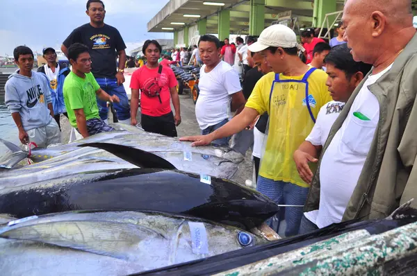 General Santos, Philippines - September 5, 2015: Sellers anf buyers are bargaining for tuna at the seafood market — Stock Photo, Image