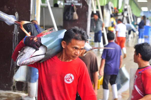 General Santos, Philippines - September 5, 2015: Fishermen are weighing tuna to sell to the market — Stock Photo, Image