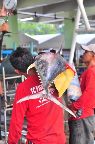 General Santos, Philippines - September 5, 2015: Fishermen are weighing tuna to sell to the market — Stock Photo, Image