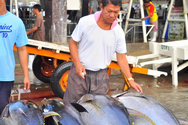 General Santos, Philippines - September 5, 2015: Fishermen are selling their tuna at the seafood market — Stock Photo, Image