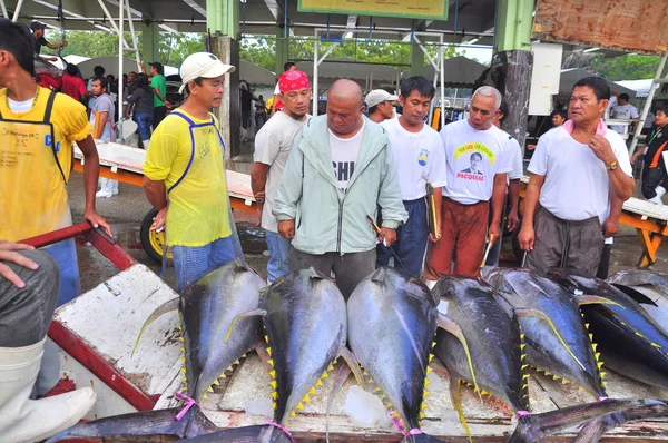 General Santos, Philippines - September 5, 2015: Fishermen are selling their tuna at the seafood market — Stock Photo, Image