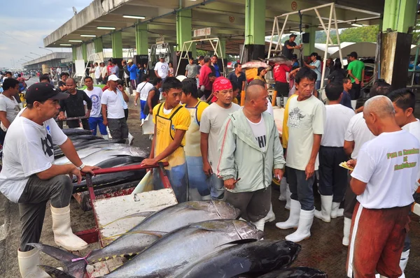 General Santos, Philippines - September 5, 2015: Fishermen are selling their tuna at the seafood market — Stock Photo, Image