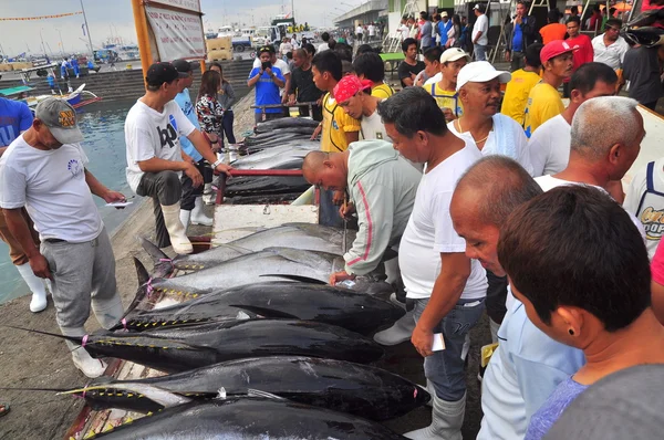 General Santos, Philippines - September 5, 2015: Fishermen are selling their tuna at the seafood market — Stock Photo, Image