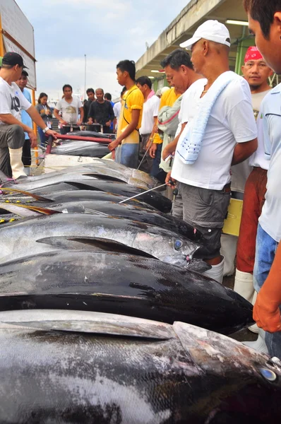 General Santos, Filipinas - 5 de septiembre de 2015: Los pescadores están vendiendo atún en el mercado de mariscos — Foto de Stock