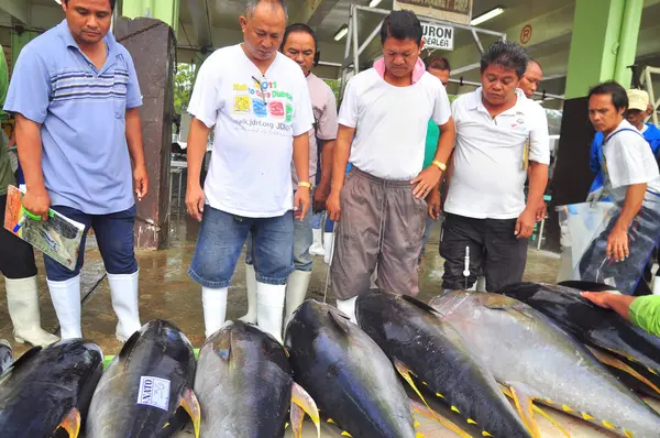 General Santos, Filipina - 5 September 2015: Nelayan menjual tuna mereka di pasar makanan laut — Stok Foto