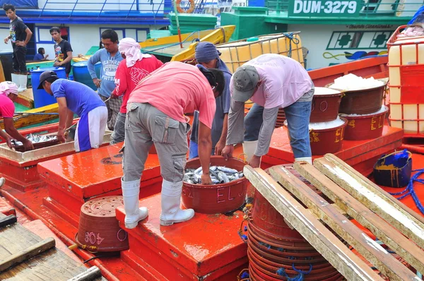 General Santos, Filipinler - 5 Eylül 2015: Balıkçılar ton balığı balıkçı tekneleri pazara iniş vardır — Stok fotoğraf