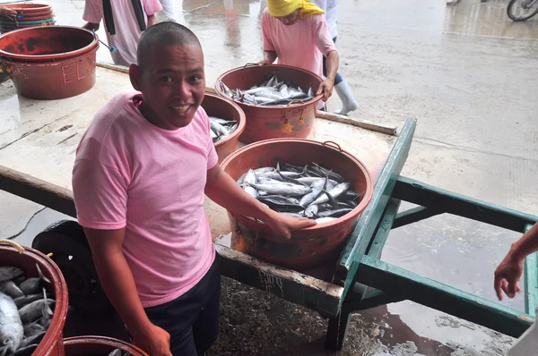 General Santos, Philippines - September 5, 2015: Fishermen are selecting tuna at the seaport — Stock Photo, Image