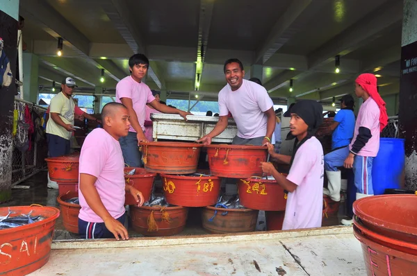 General Santos, Filipinas - 5 de septiembre de 2015: Los pescadores recogen atún en el puerto — Foto de Stock