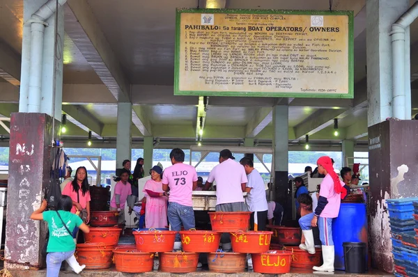 General Santos, Filipinas - 5 de septiembre de 2015: Los pescadores recogen atún en el puerto — Foto de Stock