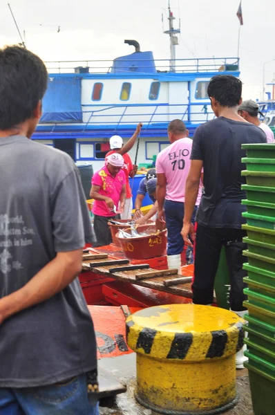 General Santos, Filipiny - 5 września 2015: Rybacy zbierają tuńczyka w porcie morskim — Zdjęcie stockowe