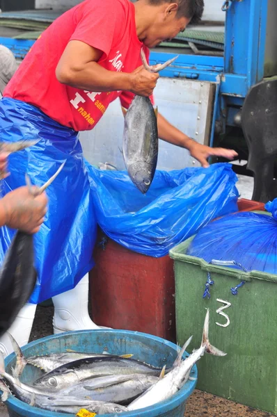 General Santos, Filipina - 5 September 2015: Pekerja bekerja di pasar makanan laut di pelabuhan — Stok Foto