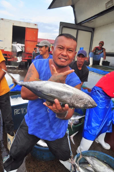 General Santos, Filipíny - 5. září 2015: Dělníci pracují na rybí trh v přístavu — Stock fotografie