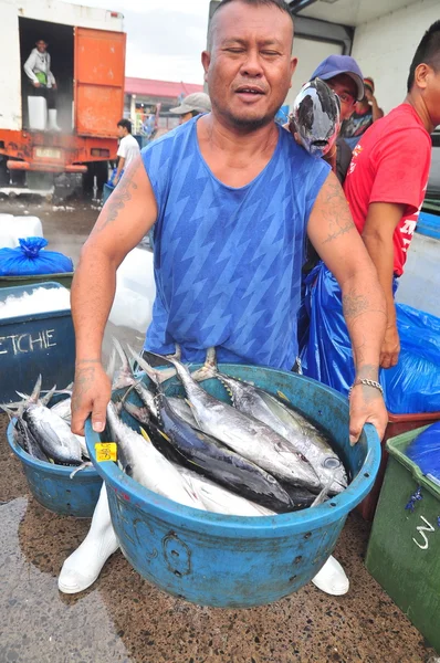 General Santos, Filipinas - 5 de septiembre de 2015: Los trabajadores están trabajando en el mercado de mariscos en el puerto marítimo —  Fotos de Stock