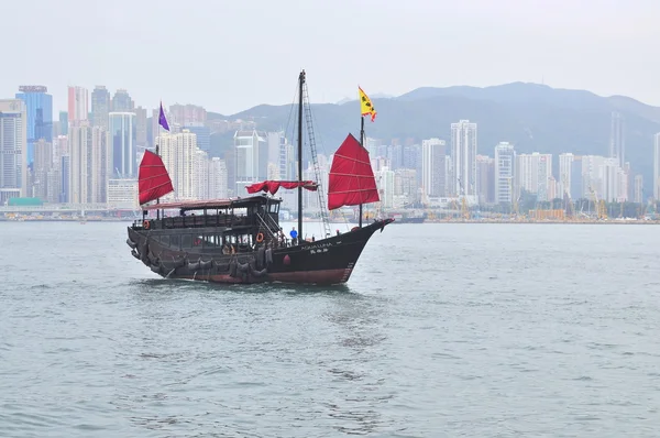 Hong Kong, China - 7 de septiembre de 2015: Un barco para que los visitantes viajen en el mar de Hong Kong — Foto de Stock
