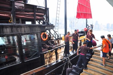 Hong Kong, Çin - 7 Eylül 2015: Ziyaretçi deniz Hong Kong seyahat için klasik bir tekne yatılı