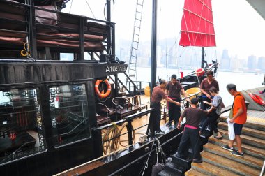 Hong Kong, Çin - 7 Eylül 2015: Ziyaretçi deniz Hong Kong seyahat için klasik bir tekne yatılı