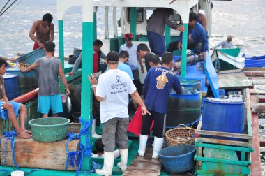 General Santos, Filipinler - 5 Eylül 2015: Balıkçı açılış ton balığı balıkçı teknesi seaport adlı üzerinden