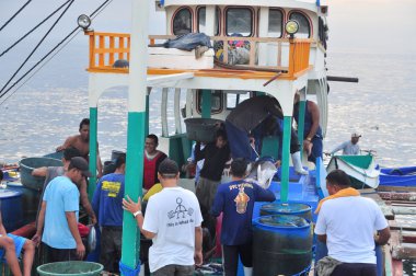 General Santos, Filipinler - 5 Eylül 2015: Balıkçı açılış ton balığı balıkçı teknesi seaport adlı üzerinden