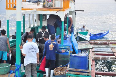 General Santos, Filipinler - 5 Eylül 2015: Balıkçı açılış ton balığı balıkçı teknesi seaport adlı üzerinden