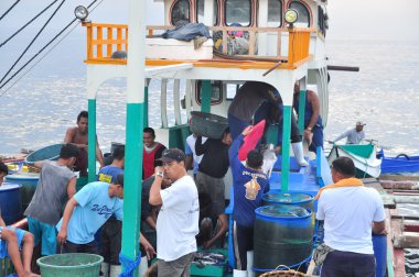 General Santos, Filipinler - 5 Eylül 2015: Balıkçı açılış ton balığı balıkçı teknesi seaport adlı üzerinden