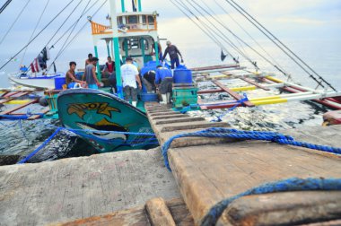 General Santos, Filipinler - 5 Eylül 2015: Balıkçı açılış ton balığı balıkçı teknesi seaport adlı üzerinden