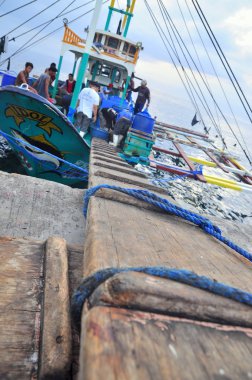 General Santos, Filipinler - 5 Eylül 2015: Balıkçı açılış ton balığı balıkçı teknesi seaport adlı üzerinden