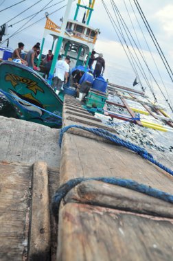 General Santos, Filipinler - 5 Eylül 2015: Balıkçı açılış ton balığı balıkçı teknesi seaport adlı üzerinden