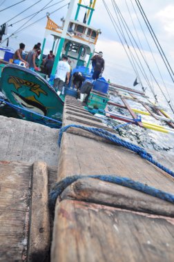 General Santos, Filipinler - 5 Eylül 2015: Balıkçı açılış ton balığı balıkçı teknesi seaport adlı üzerinden