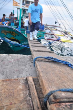 General Santos, Filipinler - 5 Eylül 2015: Balıkçı açılış ton balığı balıkçı teknesi seaport adlı üzerinden