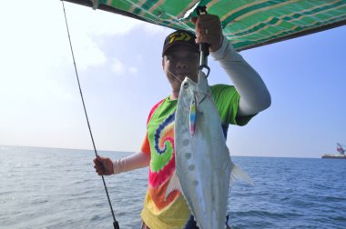  Balık tutma queenfish eğlence Vietnam için kanca tarafından bir adamdır