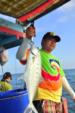 Balık tutma queenfish eğlence Vietnam için kanca tarafından bir adamdır