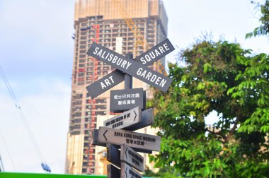 Hong Kong, Çin - 9 Eylül 2015: Karmaşık yol işareti ile sokakta fazla yön Hong Kong