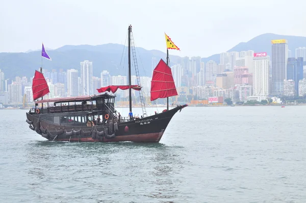 Hong Kong, China - 7 de septiembre de 2015: Un barco para que los visitantes viajen en el mar de Hong Kong — Foto de Stock