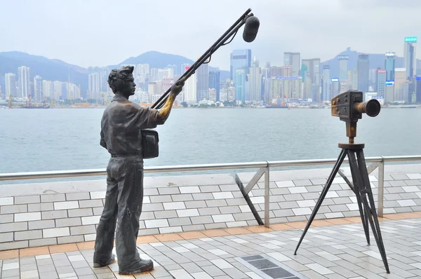 Hong Kong, China - 7 de septiembre de 2015: Una estatua de hacer películas en el puerto de ferry de Hong Kong — Foto de Stock