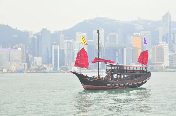 Hong kong, china - 7. September 2015: ein Boot für Besucher, um im Meer von hong kong zu reisen — Stockfoto