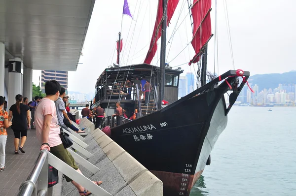 Hong Kong, China - 7 de septiembre de 2015: Los visitantes están abordando un barco clásico para viajar en el mar de Hong Kong — Foto de Stock