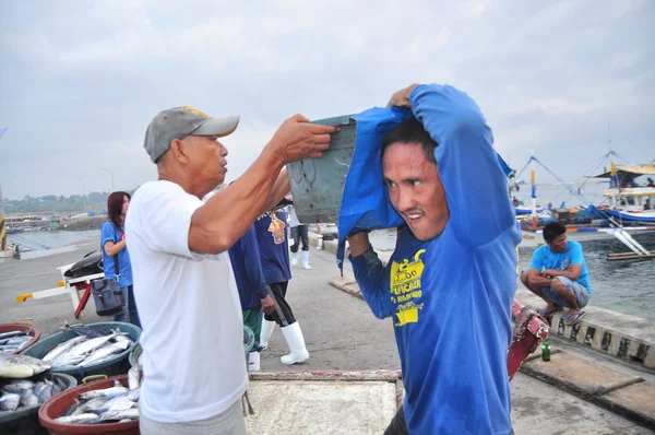 General Santos, Philippines - September 5, 2015: Porters are landing tuna from fishing boat at the seaport — Stock Photo, Image