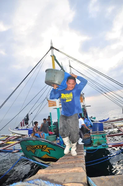 General Santos, Philippines - September 5, 2015: Fisherman are landing tuna from fishing boat at the seaport — Stock Photo, Image