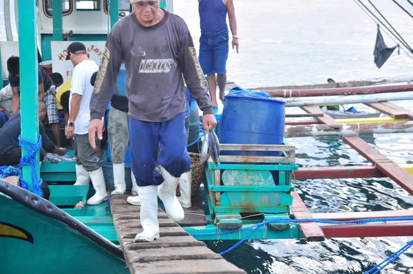 General Santos, Filipinler - 5 Eylül 2015: Balıkçı açılış ton balığı balıkçı teknesi seaport adlı üzerinden — Stok fotoğraf