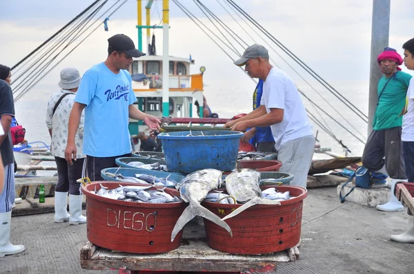 General Santos, Filipinas - 5 de septiembre de 2015: Los pescadores desembarcan atún de un barco pesquero en el puerto —  Fotos de Stock