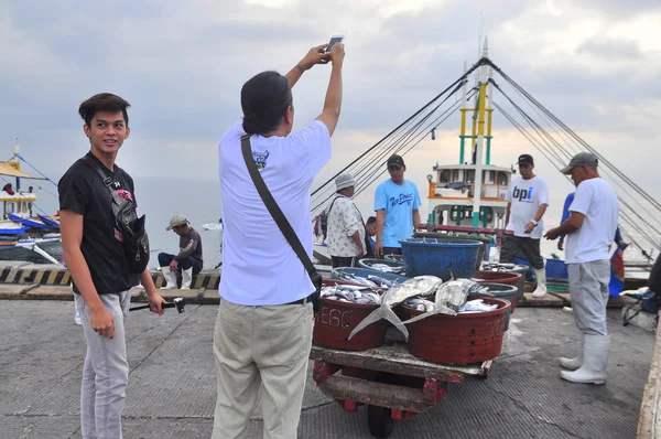 General Santos, Philippines - September 5, 2015: Fisherman are landing tuna from fishing boat at the seaport — Stock Photo, Image