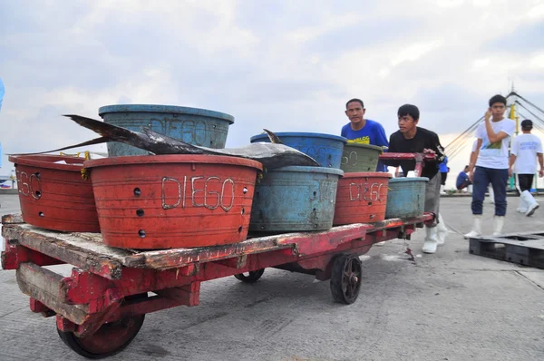 General Santos, Filipinas - 5 de septiembre de 2015: Los pescadores desembarcan atún de un barco pesquero en el puerto — Foto de Stock