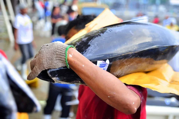 General Santos, Filipinas - 5 de septiembre de 2015: Pescador pesa atún para vender al mercado —  Fotos de Stock