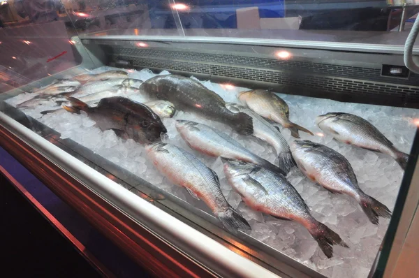 Hong Kong, Chine - 8 septembre 2015 : Beaucoup de délicieux fruits de mer sont exposés magnifiquement lors d'un salon des fruits de mer à Hong Kong — Photo