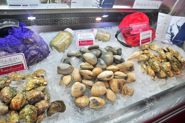 Hong Kong, Kína - szeptember 8., 2015: Rengeteg ízletes tengeri jelennek meg szépen a tengeri kereskedelmi show-ban Hong Kong — Stock Fotó