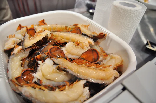 Hong Kong, China - 8 de setembro de 2015: Marisco delicioso é exibido lindamente em uma feira de frutos do mar em Hong Kong — Fotografia de Stock