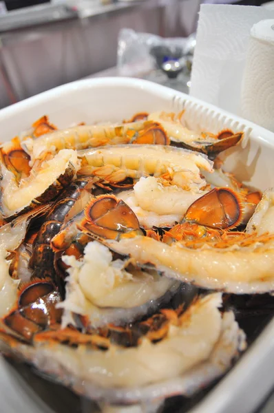 Hong Kong, China - 8 de setembro de 2015: Marisco delicioso é exibido lindamente em uma feira de frutos do mar em Hong Kong — Fotografia de Stock