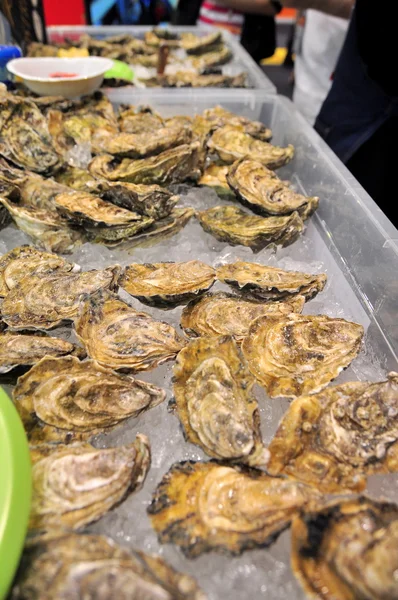 Hong Kong, China - 8 de setembro de 2015: Muitos frutos do mar deliciosos são exibidos lindamente em uma feira de frutos do mar em Hong Kong — Fotografia de Stock