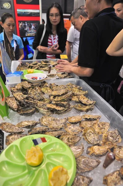 Hong Kong, China - September 8, 2015: Plenty of delicious seafood are displayed beautifully at a seafood trade show in Hong Kong — Stock Photo, Image