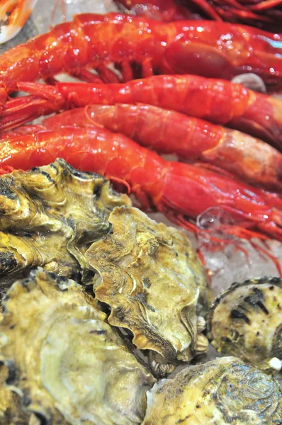 Hong Kong, China - September 8, 2015: Plenty of delicious seafood are displayed beautifully at a seafood trade show in Hong Kong — Stock Photo, Image